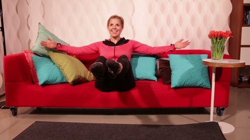 Her viser Anne Marte deg hvordan du kan trene fra sofakroken