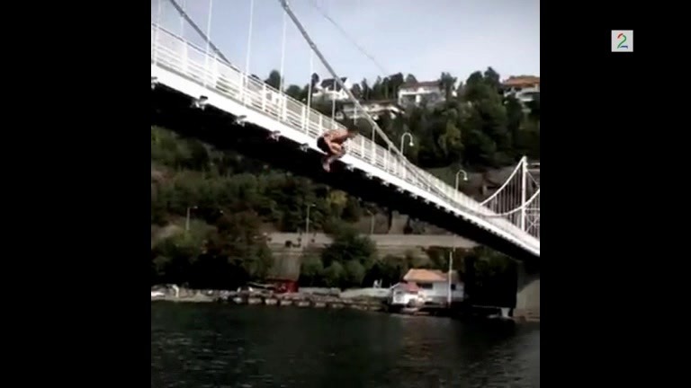 Hopper fra bro