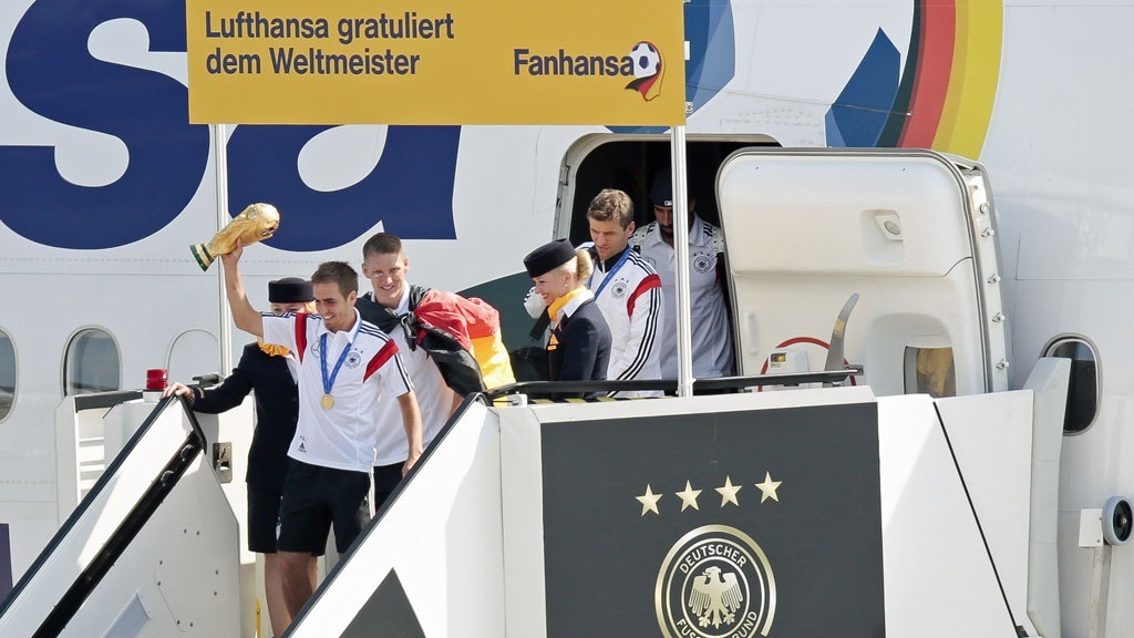 VM-heltene setter føttene på tysk jord