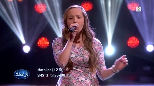 Mathilde (12) synger Christina Aguileras «Beautiful» i Idol Junior
