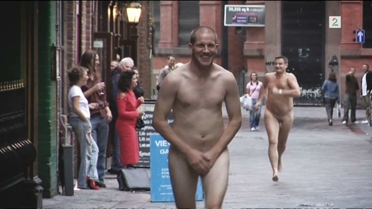 Henrik Elvestad løper naken gjennom Liverpool sentrum