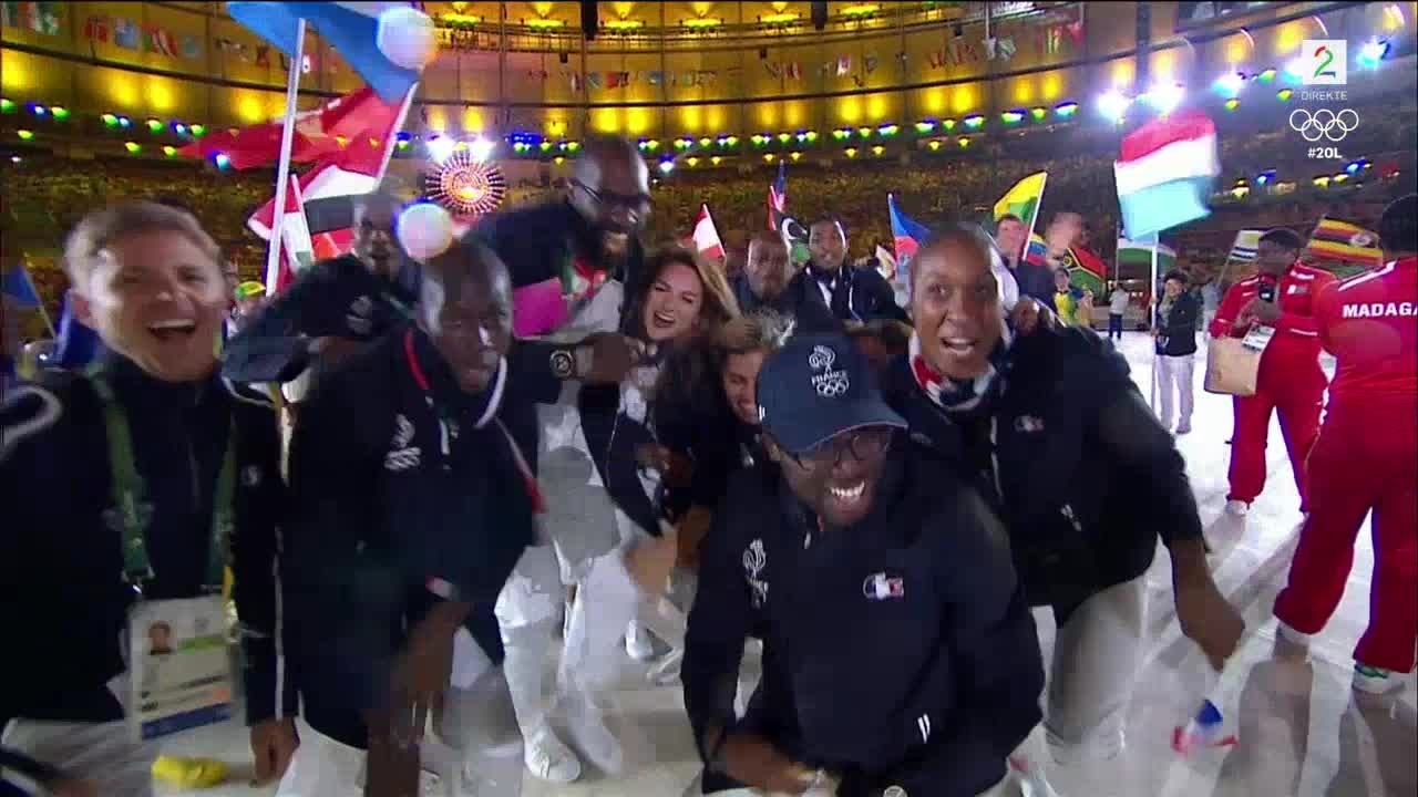 Dansende glade franskmenn på avslutningsseremonien