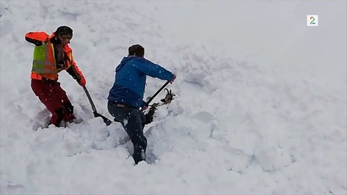 Graver i de enorme snømassene - så finner de liv