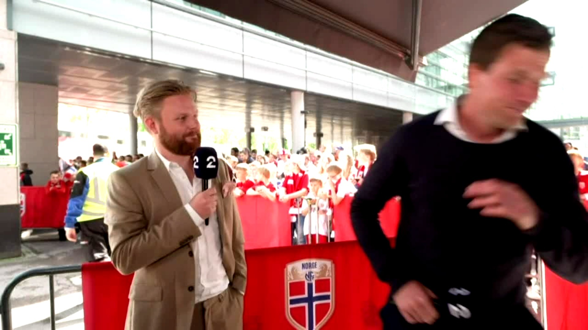 TV 2-Jesper får anfall – tror han er allergisk mot Skjelbæks dress