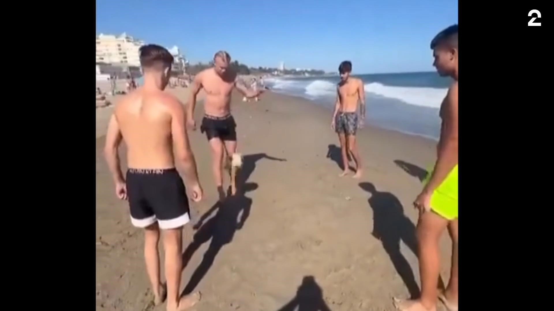 Ser du hvem som spiller fotball med barna på stranda?
