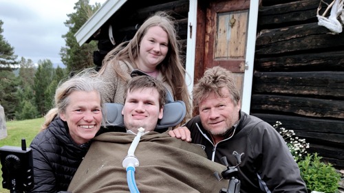 Remi (26) har ALS – her overrasker han foreldrene 