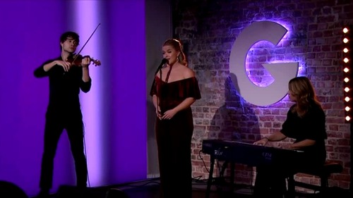 Hør Alexander Rybak og Alexandra Rotan synge «O helga natt»