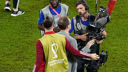 Hevder rasende Bale dyttet kamera – dette viser tv-bildene
