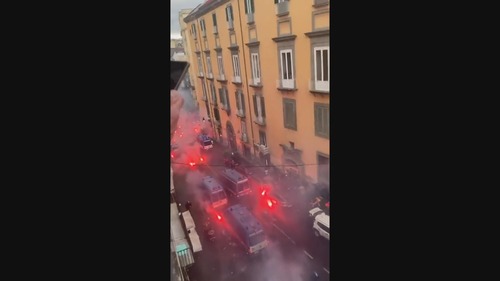 Kaos i Napoli: Kaster bluss mot politiet