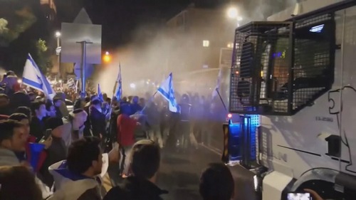 Rasende demonstranter blir møtt med vannkanoner