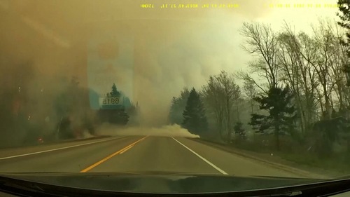 Dramatisk dashcam-video: Forsøker flykte fra skogbrannen