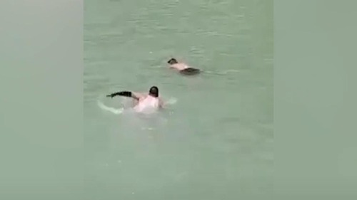Ser den livløse mannen i vannet