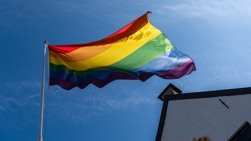Debatt om pride-flagging: – Pride har fått et religiøst tilsnitt
