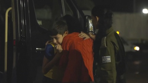 Eitan (12) ble tvunget til å se massakrevideo i fangenskap