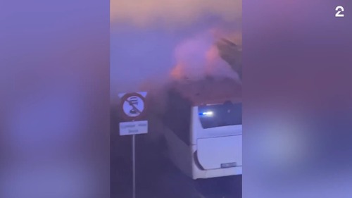 Enorme mengder røyk: Her brenner bussen 