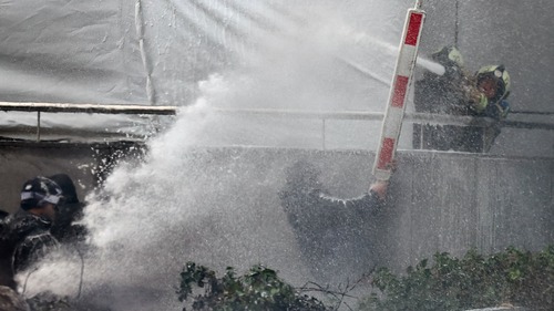 Dramatiske demonstrasjoner – skyter med vannkanoner mot bøndene