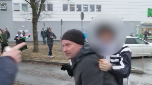 Her angripes TV 2 av demonstranter i Skien: – Ikke rør meg!
